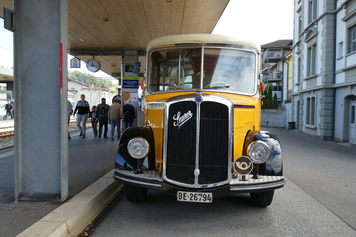 (280'959) - Stalder, Wyssachen - BE 26'794 - Saurer/R&J (ex Loosli, Wyssachen) am 4. Oktober 2025 beim Bahnhof Huttwil (280'959) - Stalder, Wyssachen - BE 26'794 - Saurer/R&J (ex Loosli, Wyssachen) am 4. Oktober 2025 beim Bahnhof Huttwil