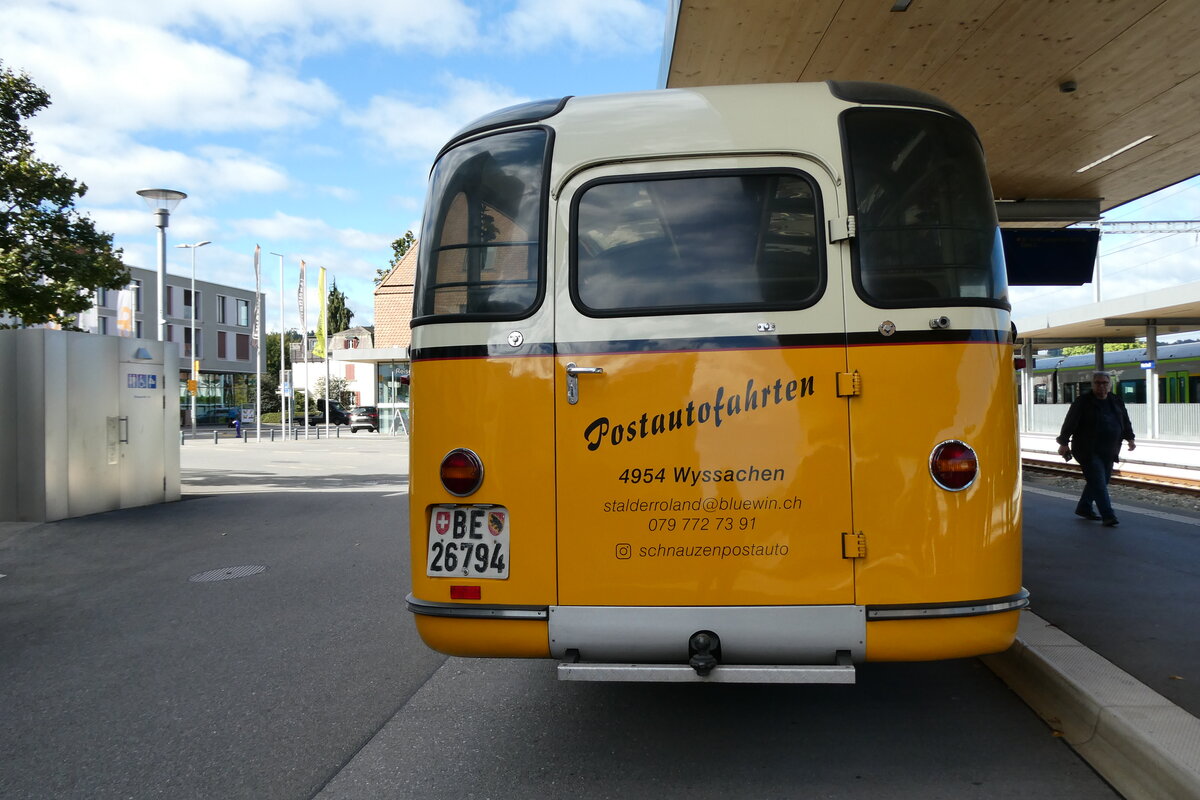 (280'960) - Stalder, Wyssachen - BE 26'794 - Saurer/R&J (ex Loosli, Wyssachen) am 4. Oktober 2025 beim Bahnhof Huttwil (280'960) - Stalder, Wyssachen - BE 26'794 - Saurer/R&J (ex Loosli, Wyssachen) am 4. Oktober 2025 beim Bahnhof Huttwil