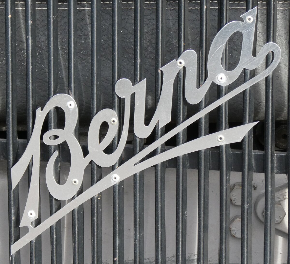 (280'995) - Logo - Berna - am 5. Oktober 2025 beim Bahnhof Langnau (280'995) - Logo - Berna - am 5. Oktober 2025 beim Bahnhof Langnau