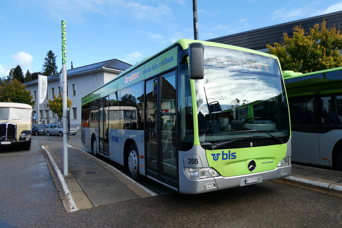 (280'996) - Busland, Burgdorf - Nr. 205/BE 737'205 - Mercedes am 5. Oktober 2025 beim Bahnhof Langnau (280'996) - Busland, Burgdorf - Nr. 205/BE 737'205 - Mercedes am 5. Oktober 2025 beim Bahnhof Langnau