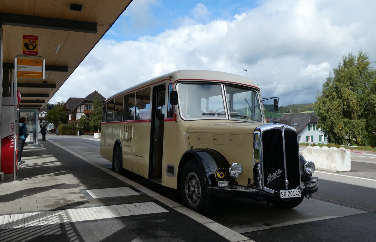 (281'008) - Steiner, Messen - SO 20'142 - Berna/Hess (ex Brtschi, Biberen) am 5. Oktober 2025 beim Bahnhof Biglen