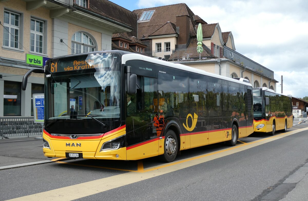 (281'033) - PostAuto Bern - BE 653'384/PID 12'063 - MAN am 5. Oktober 2025 beim Bahnhof Spiez