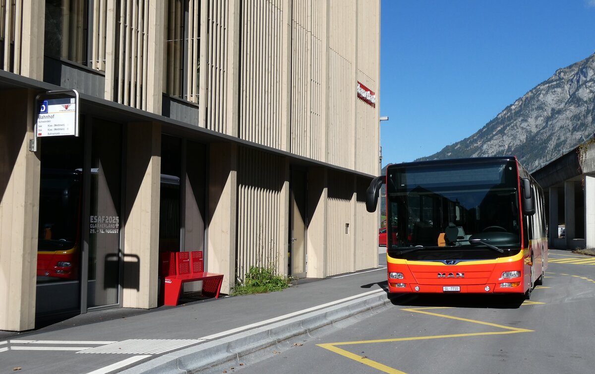 (281'055) - AS Engi - Nr. 10/GL 7710 - MAN am 7. Oktober 2025 beim Bahnhof Schwanden