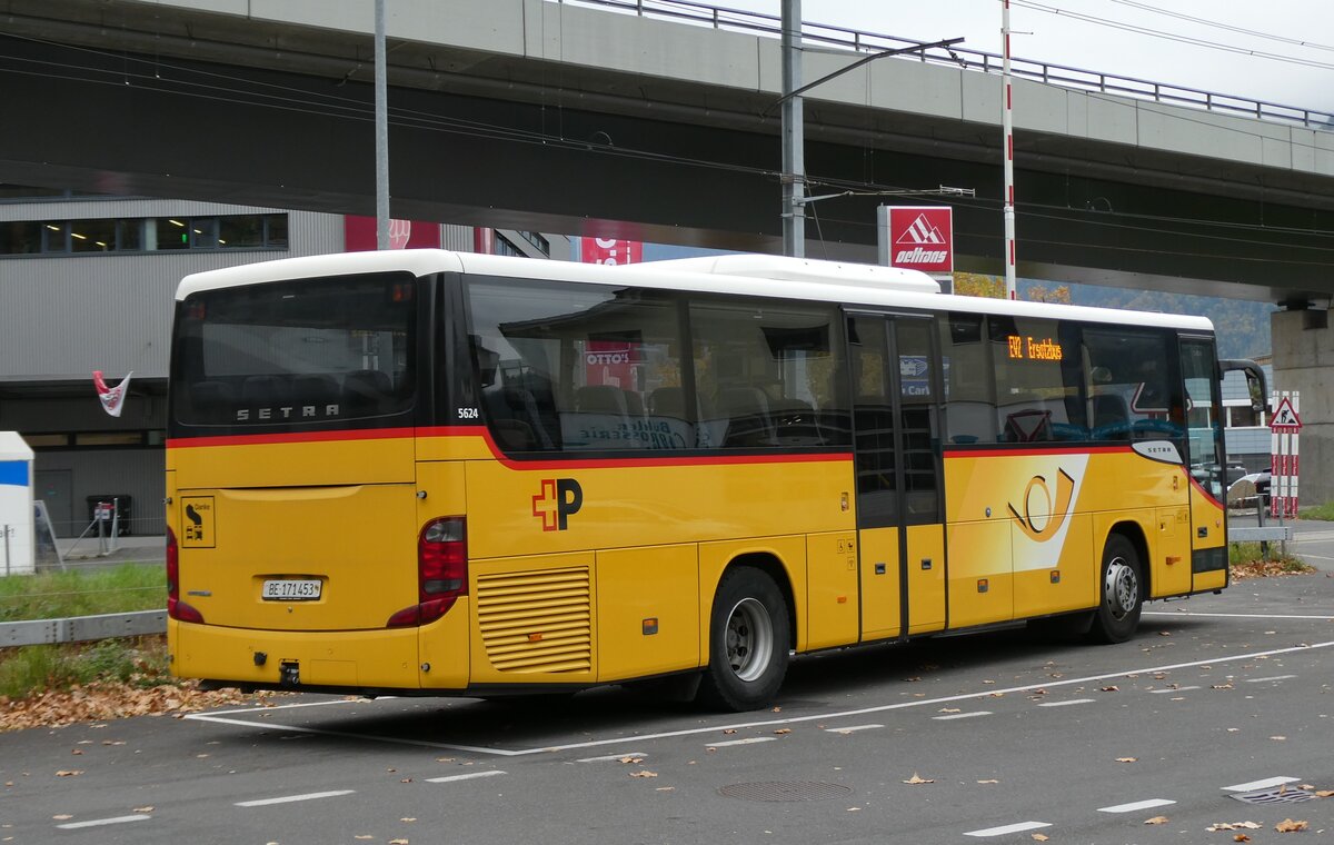(281'495) - PostAuto Bern - Nr. 73/BE 171'453/PID 5624 - Setra )ex AVG Meiringen Nr. 73) am 14. Oktober 2025 beim Bahnhof Interlaken Ost