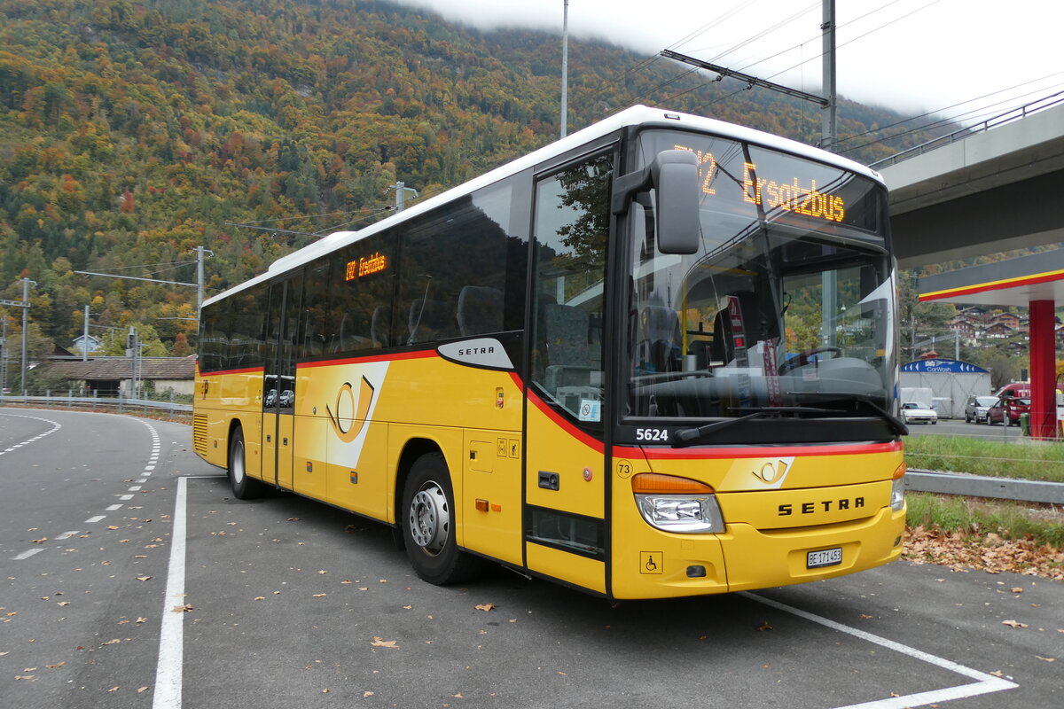 (281'497) - PostAuto Bern - Nr. 73/BE 171'453/PID 5624 - Setra (ex AVG Meiringen Nr. 73) am 14. Oktober 2025 beim Bahnhof Interlaken Ost