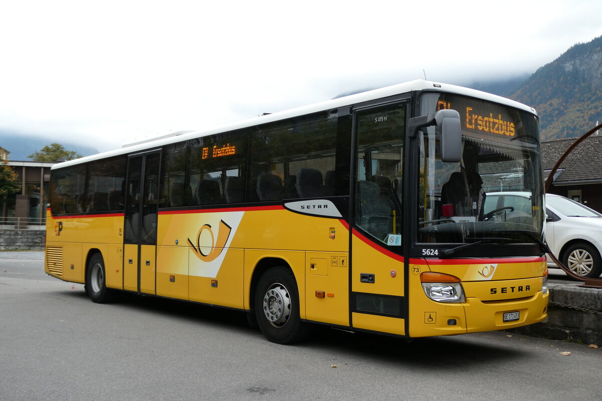 (281'540) - PostAuto Bern - Nr. 73/BE 171'453/PID 5624 - Setra (ex AVG Meiringen Nr. 73) am 16. Oktober 2025 beim Bahnhof Meiringen