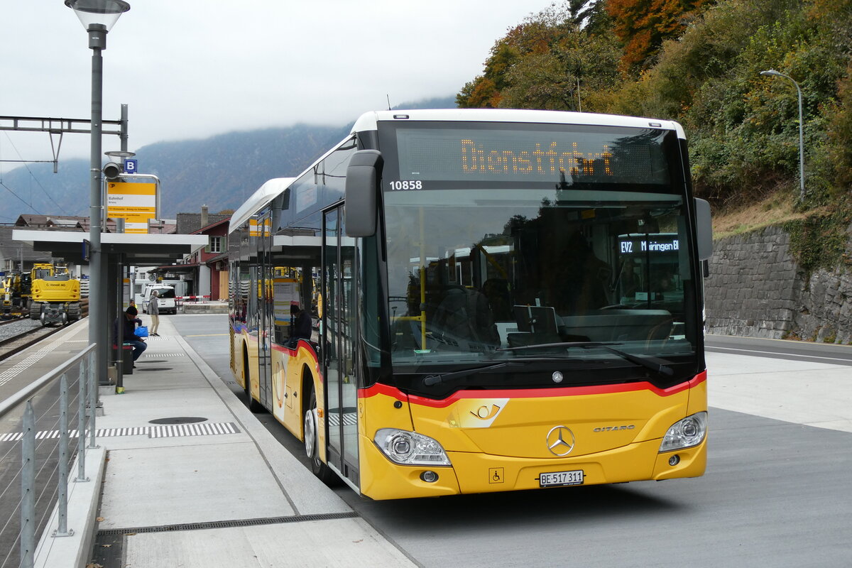 (281'549) - Flck, Brienz - Nr. 4/BE 517'311/PID 10'858 - Mercedes am 16. Oktober 2025 beim Bahnhof Brienz