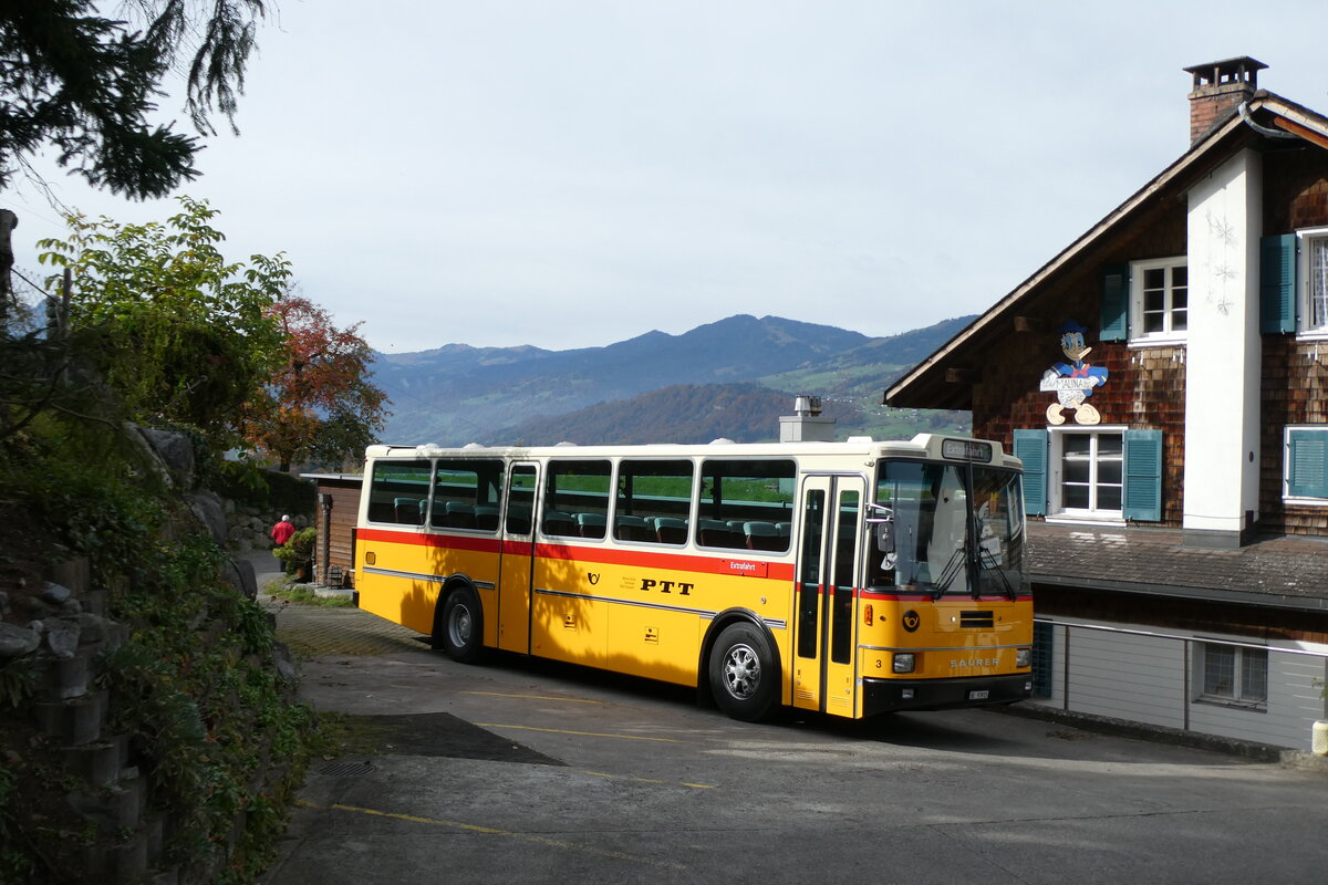 (281'671) - Kolb, Grasswil - Nr. 3/BE 93'915 - Saurer/R&J (ex Schmocker, Stechelberg Nr. 3/PID 2409; ex Schmocker, Stechelberg Nr. 1; ex Gertsch, Stechelberg Nr. 1) am 19. Oktober 2025 in Kerns, Erlebnisbauernhof Weid