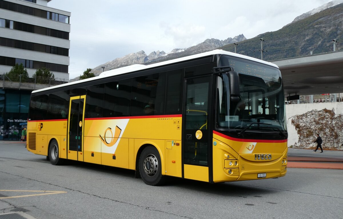 (281'732) - PostAuto Wallis - VS 705/PID 11'910 - Iveco am 21. Oktober 2025 beim Bahnhof Visp