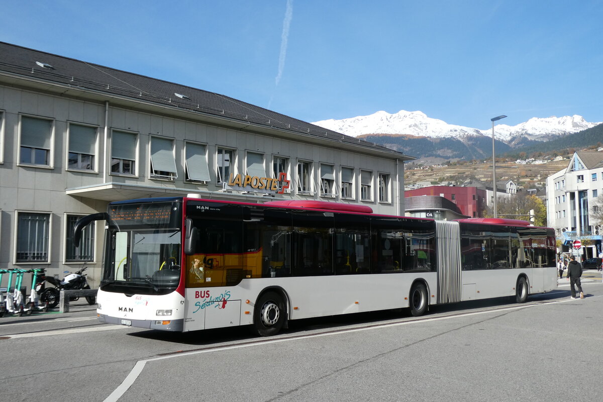 (282'070) - PostAuto Wallis - Nr. 61/VS 26'738/PID 5096 - Solaris (ex Lathion, Sion Nr. 61) am 6. November 2025 beim Bahnhof Sion