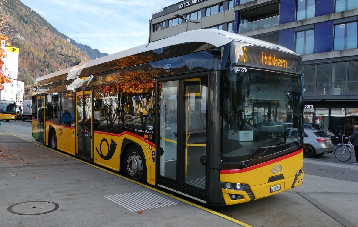 (282'098) - PostAuto Bern - BE 610'544/PID 12'279 - eSolaris am 7. November 2025 beim Bahnhof Interlaken West