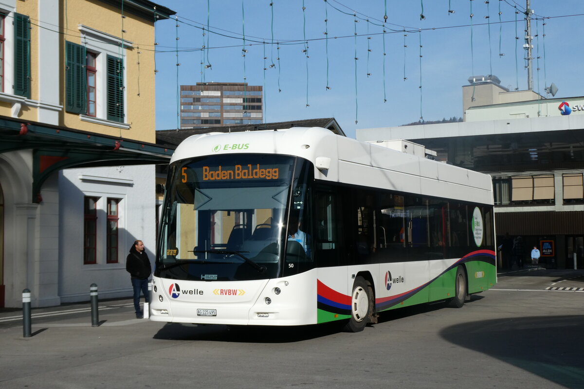 (282'271) - RVBW Wettingen - Nr. 50/AG 225'495 - eHess am 11. November 2025 beim Bahnhof Baden