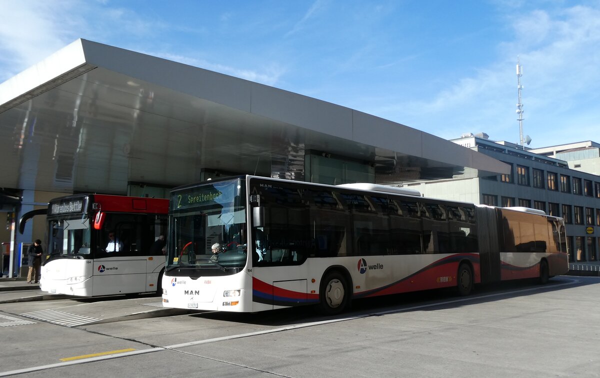 (282'331) - RVBW Wettingen - Nr. 194/AG 582'701 - MAN am 11. November 2025 beim Bahnhof Baden