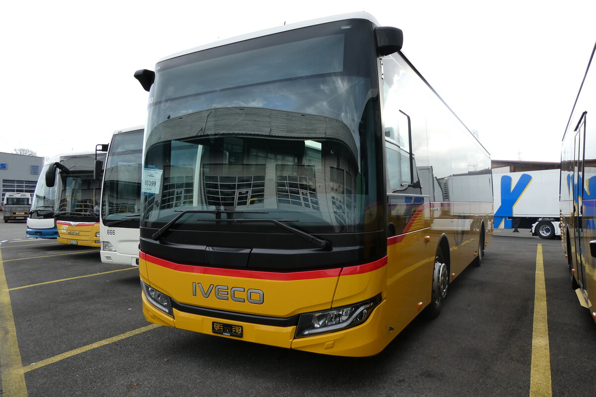 (282'466) - PostAuto Graubnden - PID 12'380 - Iveco am 15. November 2025 in Kerzers, Interbus
