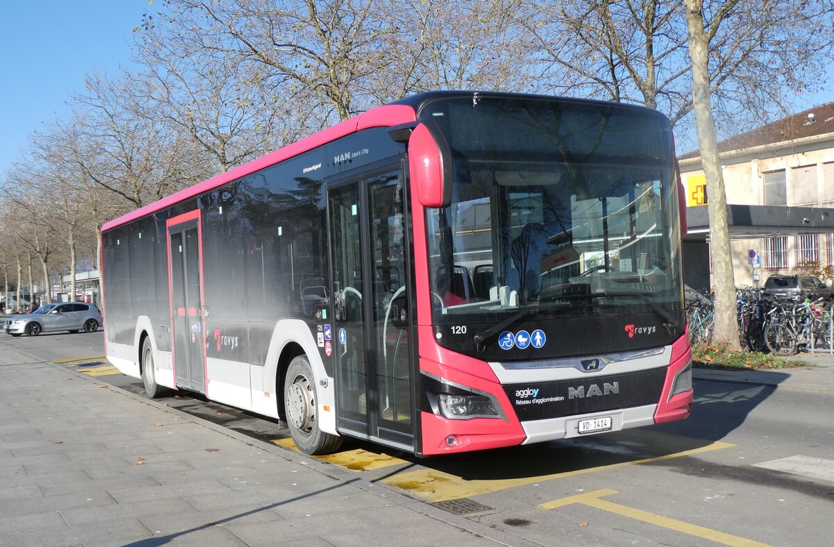 (282'523) - TRAVYS Yverdon - Nr. 120/VD 1414 - MAN am 22. November 2025 beim Bahnhof Yverdon