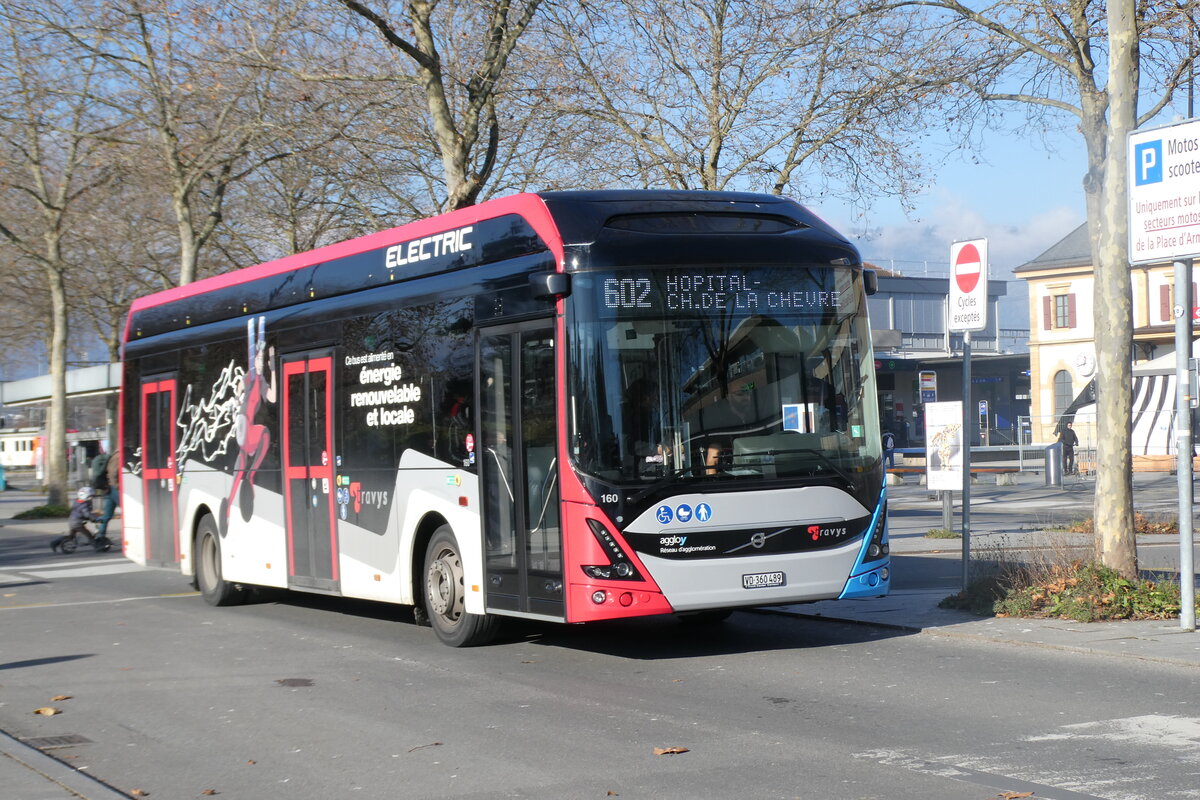 (282'529) - TRAVYS Yverdon - Nr. 160/VD 360'489 - eVolvo am 22. November 2025 beim Bahnhof Yverdon
