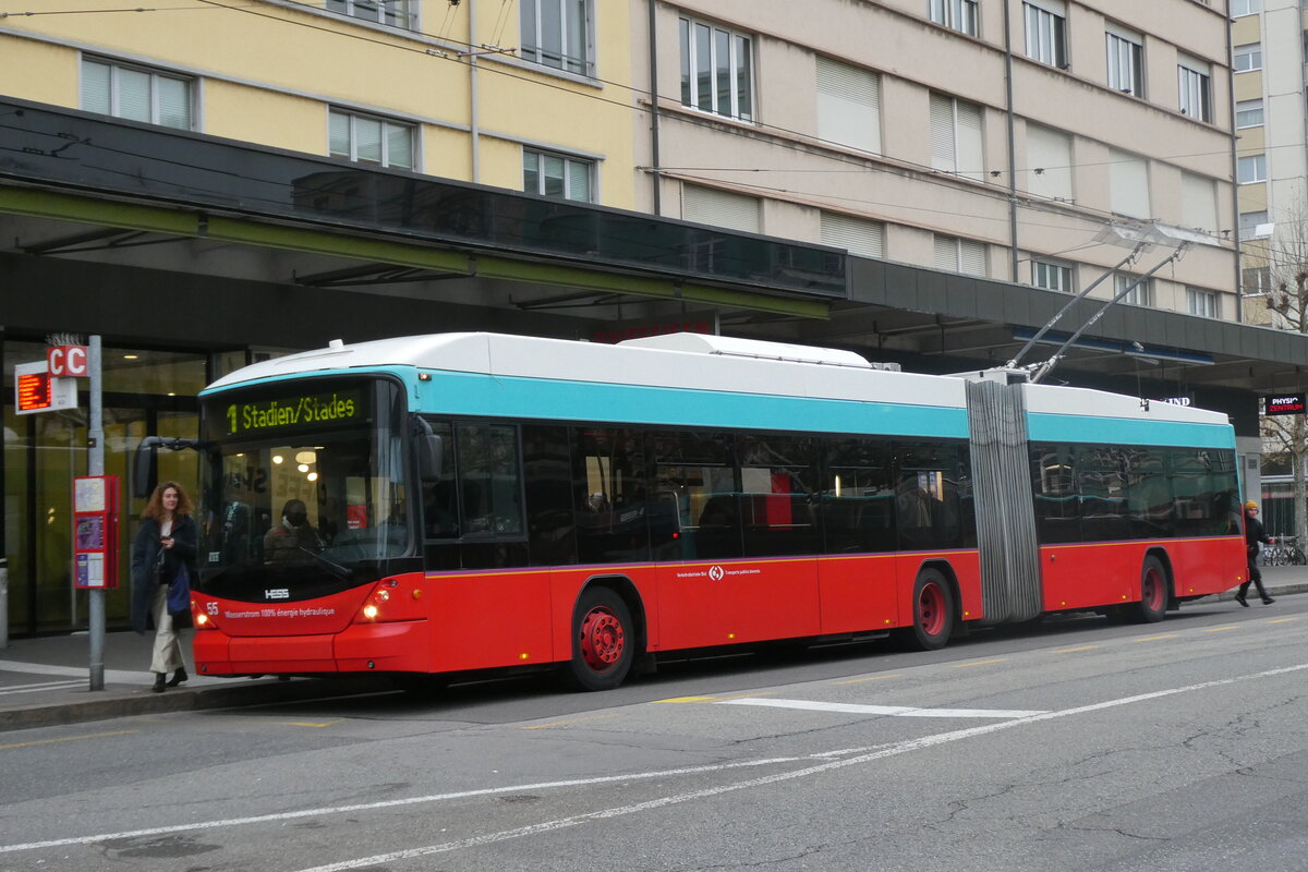 (282'706) - VB Biel - Nr. 55 - Hess/Hess Gelenktrolleybus am 4. Dezember 2025 beim Bahnhof Biel