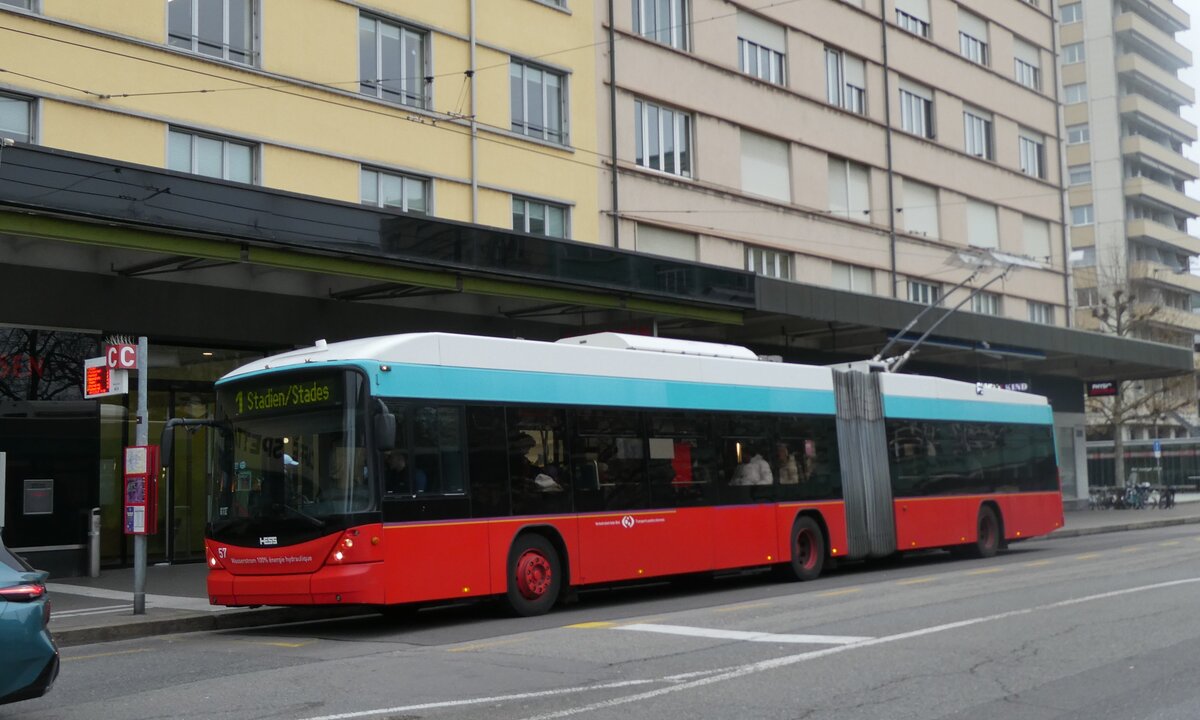 (282'727) - VB Biel - Nr. 57 - Hess/Hess Gelenktrolleybus am 4. Dezember 2025 beim Bahnhof Biel