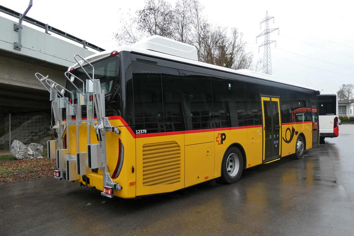 (282'861) - PostAuto Graub�nden - PID 12'379 - Iveco am 6. Dezember 2025 in Kerzers, Interbus