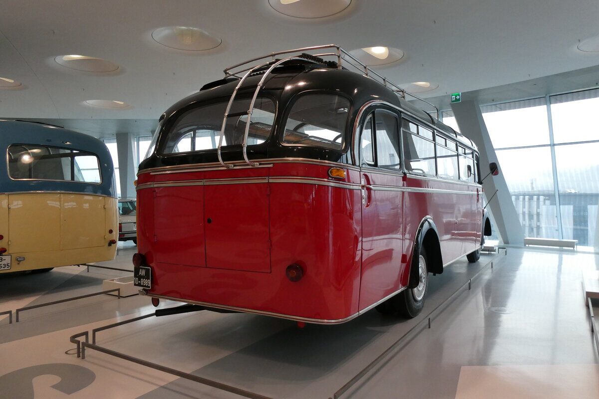(282'950) - Mercedes-Benz Museum, Stuttgart - AW 10-8989 - Mercedes am 11. Dezember 2025 in Stuttgart, Mercedes-Benz Museum