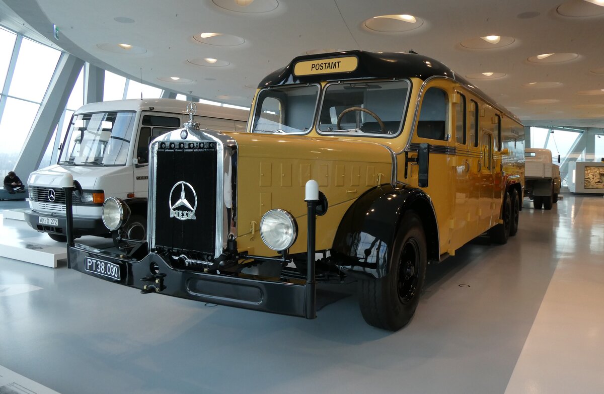 (282'981) - Aus Oesterreich: PostBus - PT 38'030 - Mercedes am 11. Dezember 2025 in Stuttgart, Mercedes-Benz Museum