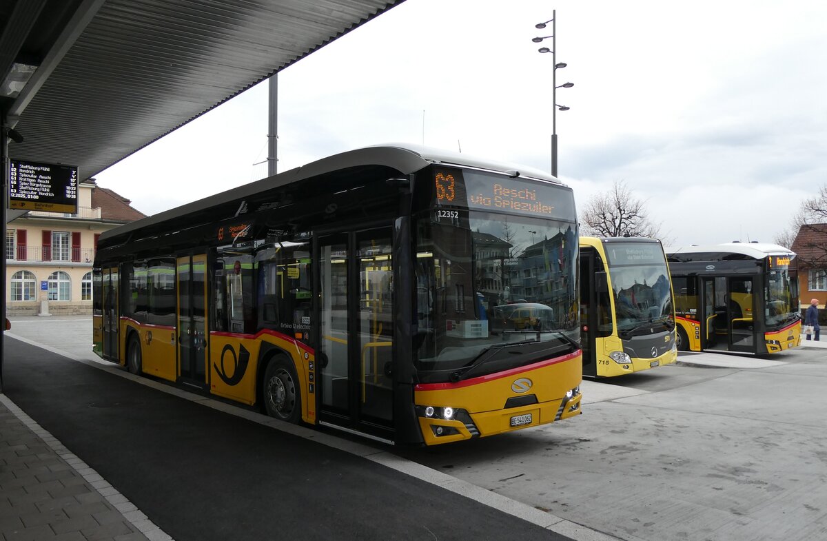 (283'233) - PostAuto Bern - BE 541'062/PID 12'352 - eSolaris am 16. Dezember 2025 beim Bahnhof Spiez