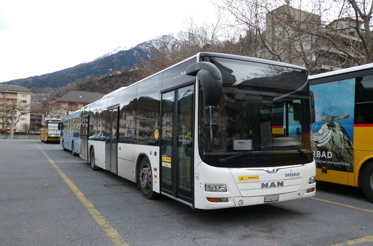 (283'436) - PostAuto Wallis - VS 449'116/PID 10'444 - MAN am 23. Dezember 2025 in Brig, Garage