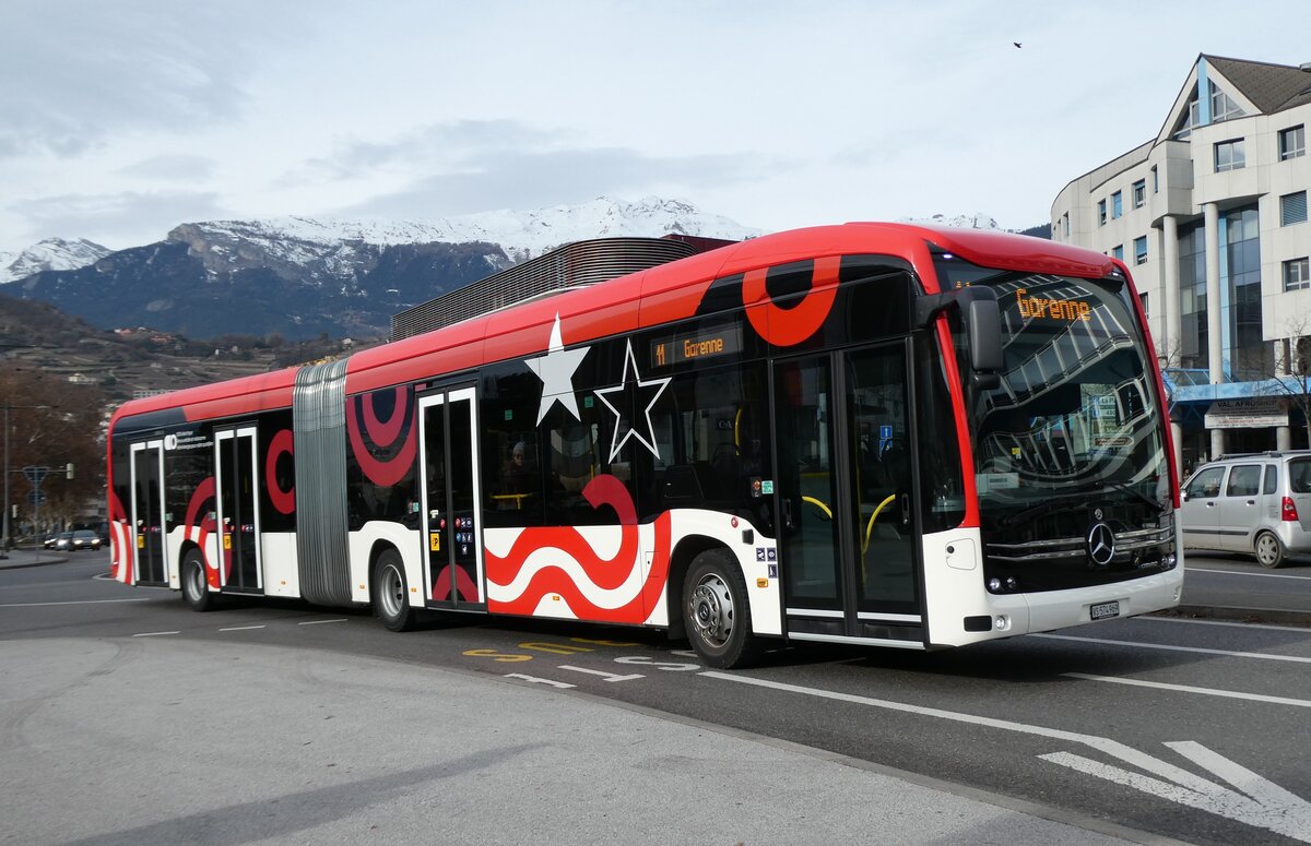 (283'465) - PostAuto Wallis - Nr. 137/VS 574'969/PID 12'137 - eMercedes am 23. Dezember 2025 beim Bahnhof Sion