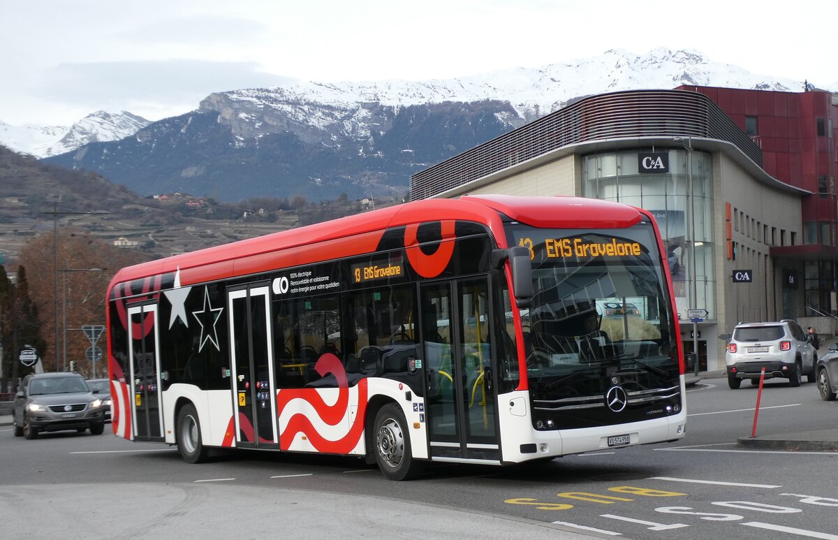 (283'476) - PostAuto Wallis - Nr. 150/VS 574'958/PID 12'150 - eMercedes am 23. Dezember 2025 beim Bahnhof Sion