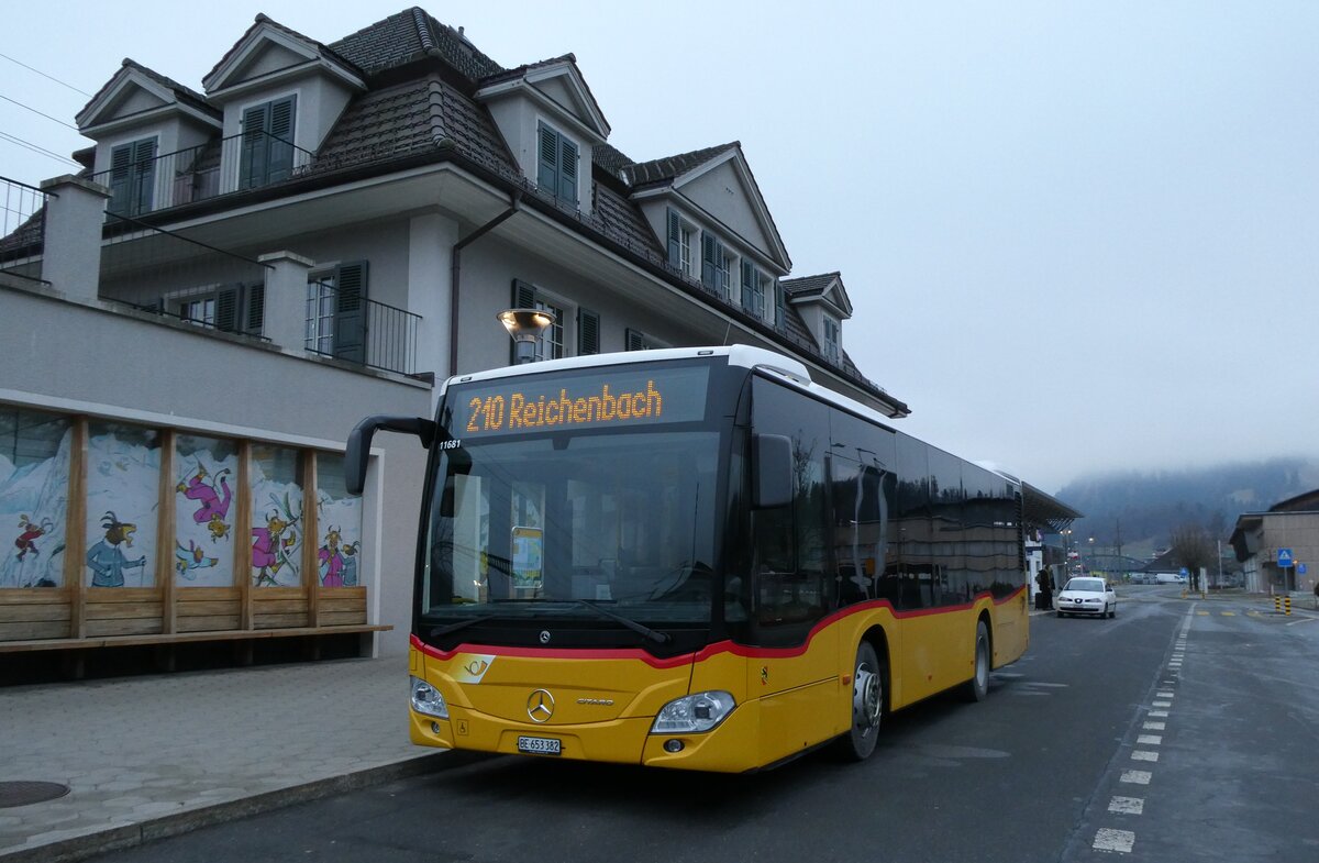 (283'498) - PostAuto Bern - BE 653'382/PID 11'681 - Mercedes (ex BE 535'079) am 25. Dezember 2025 beim Bahnhof Frutigen