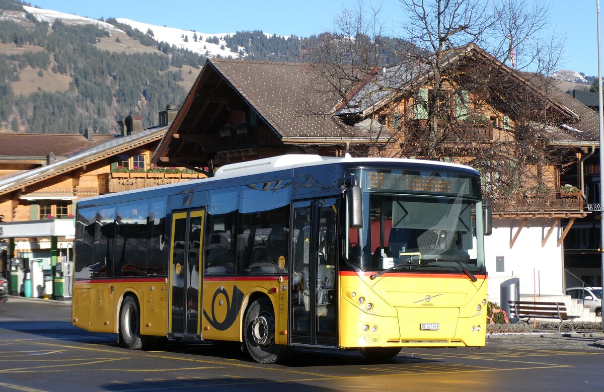 (283'517) - PostAuto Bern - BE 707'929/PID 10'535 - Volvo (ex K�bli, Gstaad) am 26. Dezember 2025 beim Bahnhof Gstaad