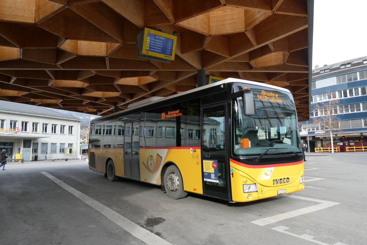 (284'380) - PostAuto Wallis - Nr. 1/VS 429'257/PID 10'064 - Iveco am 27. Januar 2026 beim Bahnhof Sion
