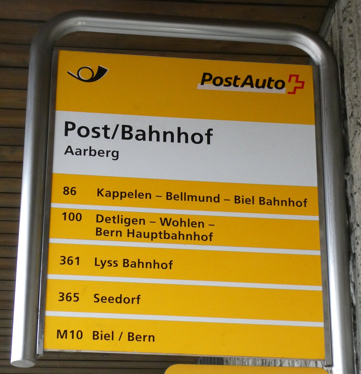 (284'740) - PostAuto-Haltestellenschild - Aarberg, Post/Bahnhof - am 7. Februar 2026