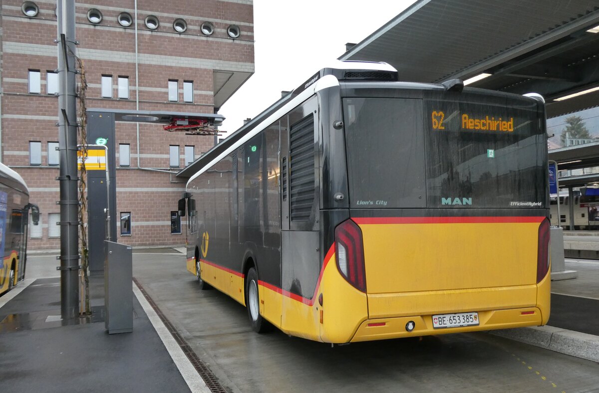 (284'914) - PostAuto Bern - BE 653'385/PID 12'064 - MAN am 14. Februar 2026 beim Bahnhof Spiez