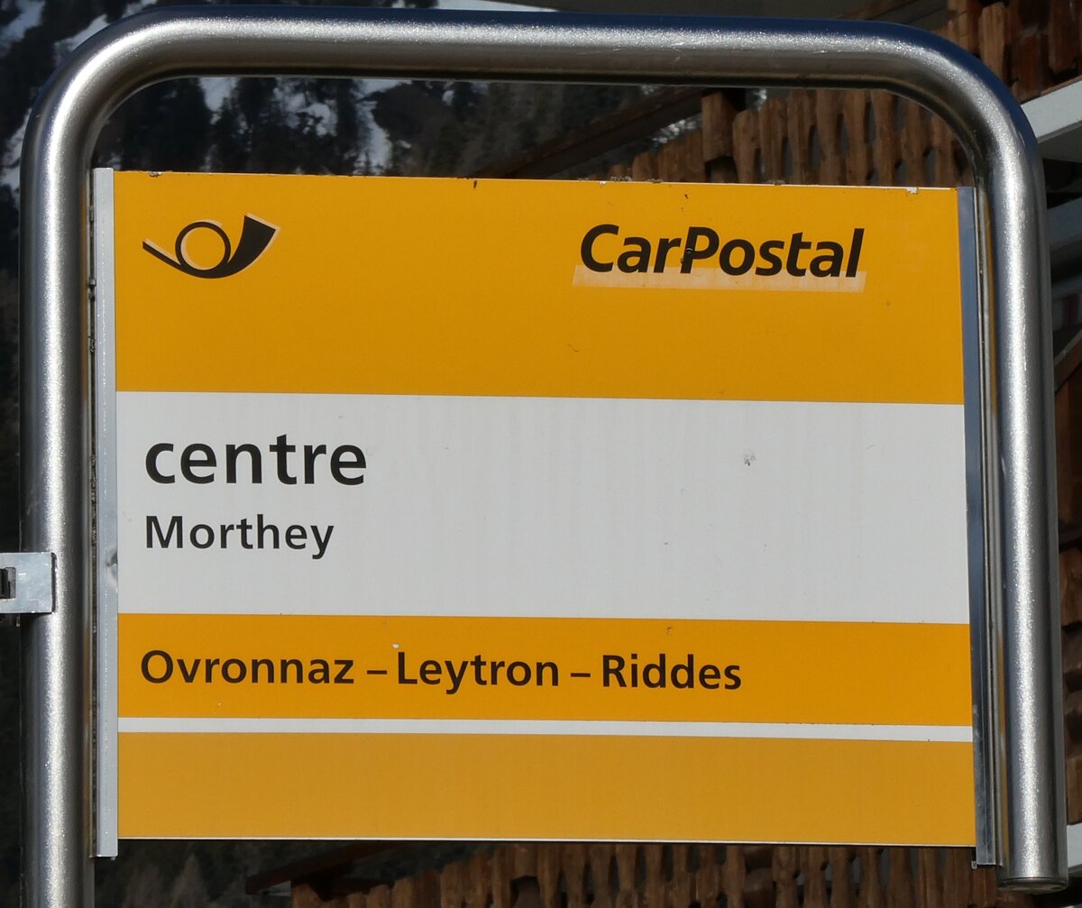 (285'042) - PostAuto-Haltestellenschild - Morthey, centre - am 24. Februar 2026