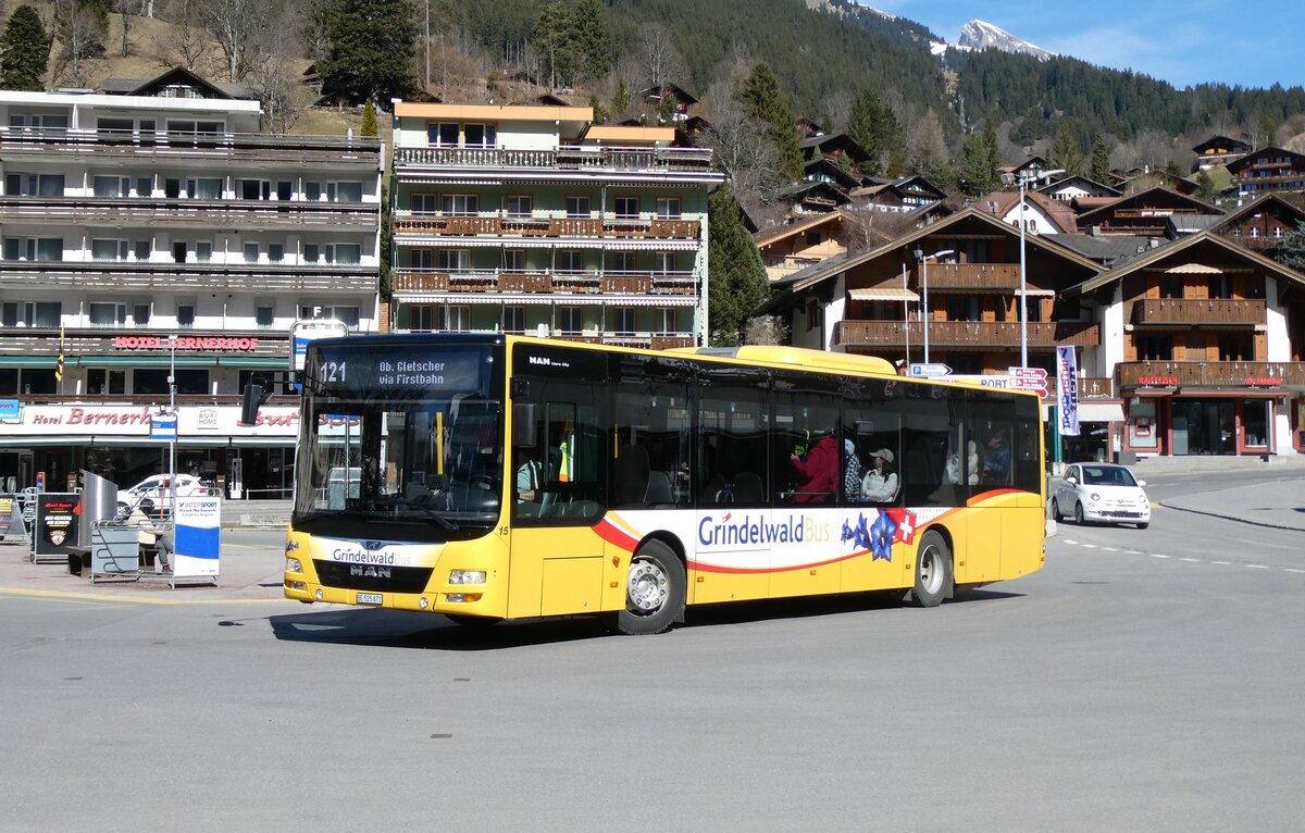 (285'356) - GrindelwaldBus, Grindelwald - Nr. 15/BE 525'871 - MAN am 13. M�rz 2026 beim Bahnhof Grindelwald