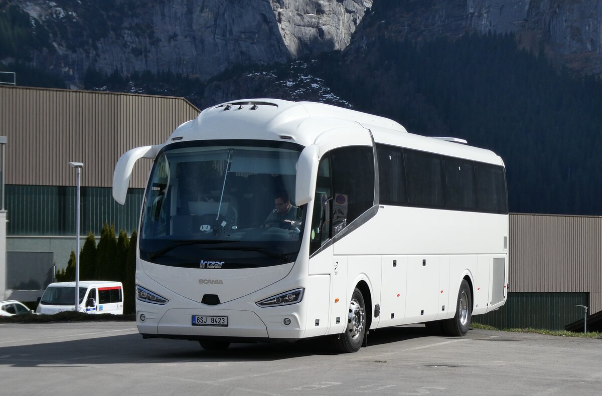 (285'383) - Aus Tschechien: Rubes, Risuty - 6SJ 8423 - Scania/Irizar am 13. M�rz 2026 beim Bahnhof Grindelwald