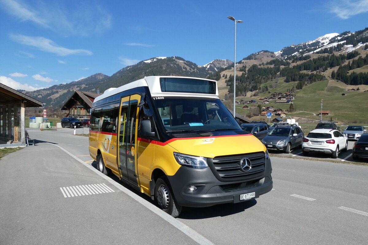 (285'574) - Tritten, Zweisimmen - BE 871'998/PID 11'400 - Mercedes am 20. M�rz 2026 beim Bahnhof Zweisimmen