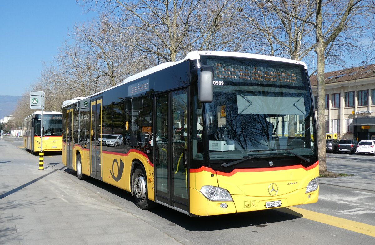 (285'582) - CarPostal Ouest - VD 607'890/PID 10'989 - Mercedes (ex JU 43'869) am 21. M�rz 2026 beim Bahnhof Yverdon