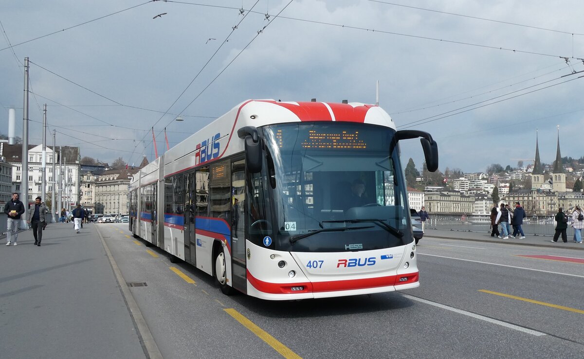 (285'698) - VBL Luzern - Nr. 407 - Hess/Hess Doppelgelenktrolleybus am 23. M�rz 2026 in Luzern, Bahnhofbr�cke