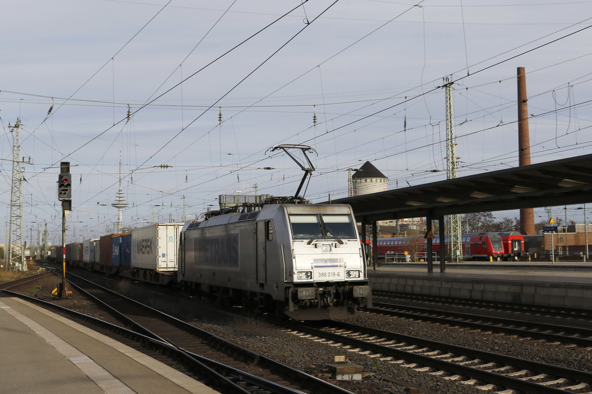 386 018 von  METRANS  bei der einfahrt in den Bremer Hauptbahnhof am 31. Mrz 2019.