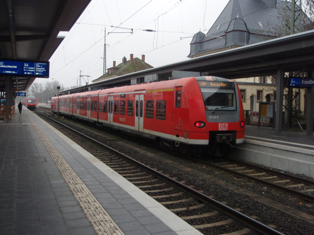 425 076 als RB 49 nach Hanau Hbf in Friedberg (Hess.). 18.12.2021