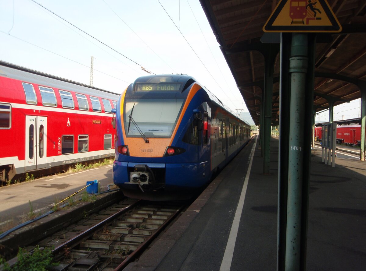 428 053 der Cantus als RB 5 nach Fulda in Kassel Hbf. 26.06.2021