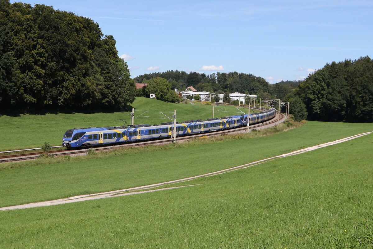 430 022 und 430 007 auf dem Weg nach Mnchen. Aufgenommen am 3. September 2025 bei Axdorf im Chiemgau.