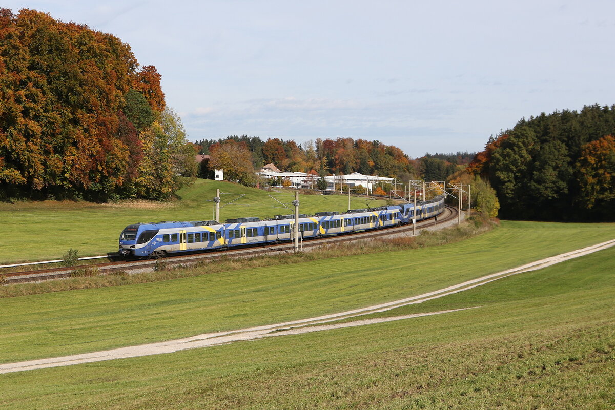 430 026 und 430 015 auf den Weg nach Mnchen. Aufgenommen am 21. Oktober 2025 bei Axdorf.