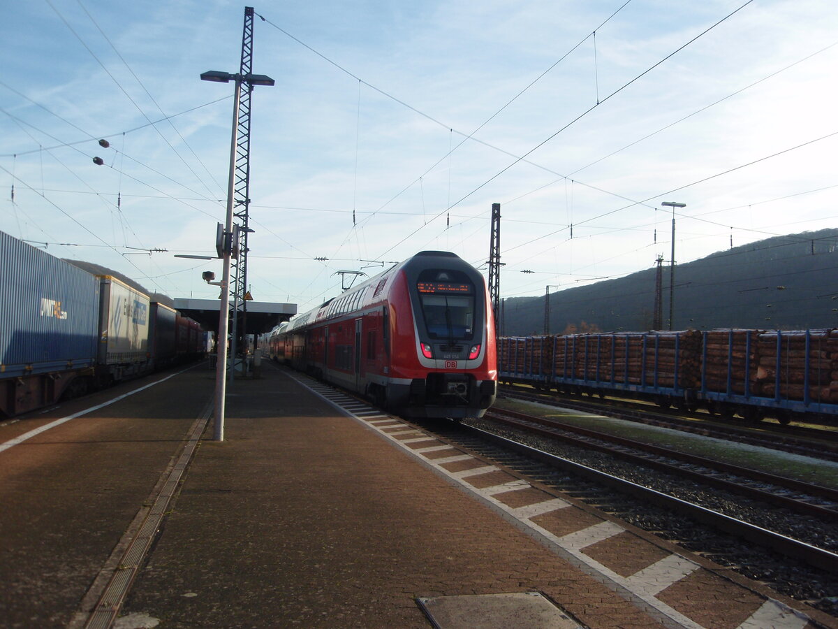 445 054 als RE 55 Frankfurt (Main) Hbf - Wrzburg Hbf in Gemnden (Main). 27.12.2024