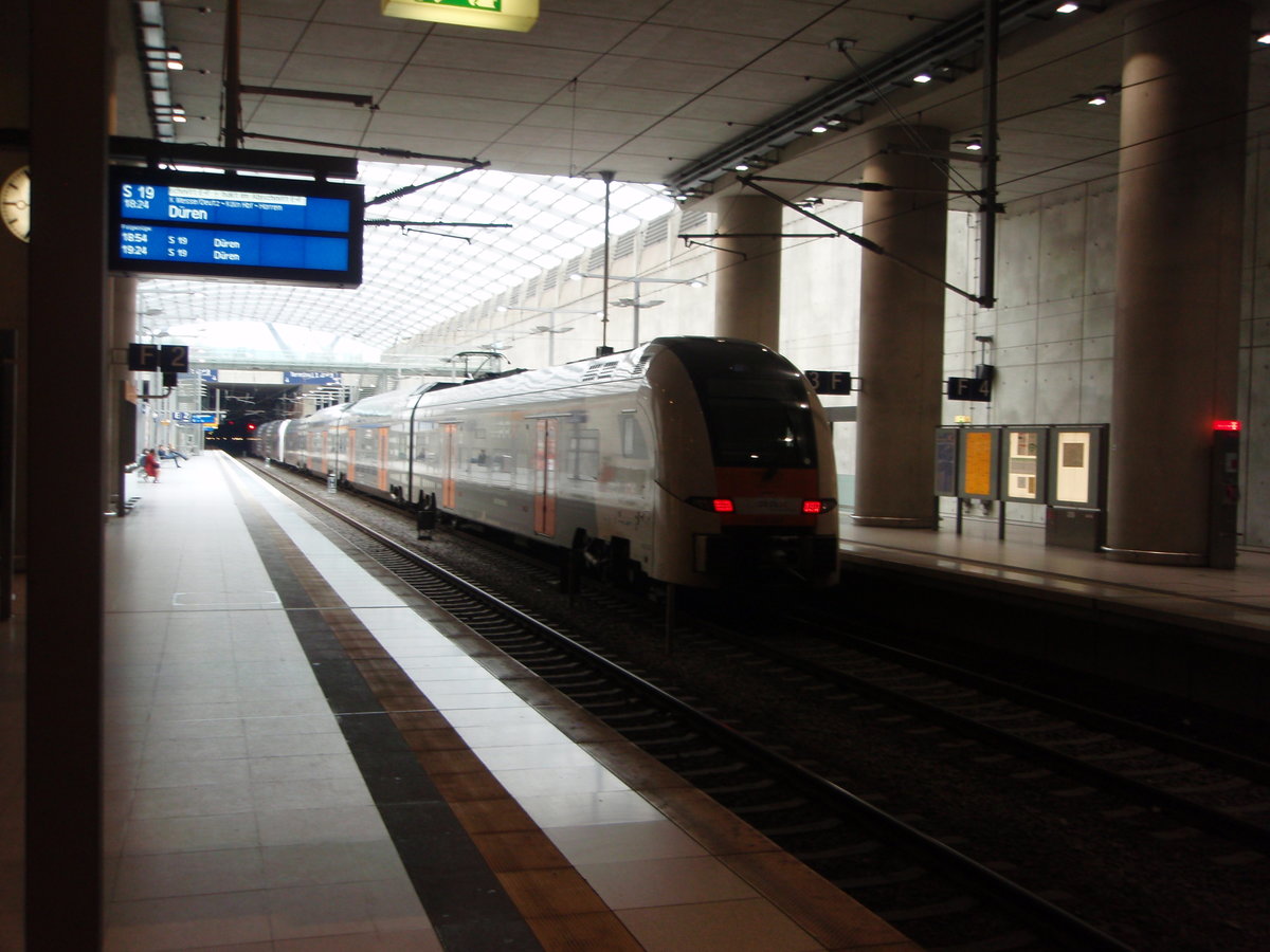 462 026 der National Express als RE 6 aus Minden (Westf.) in Kln/Bonn Flughafen. 11.06.2020