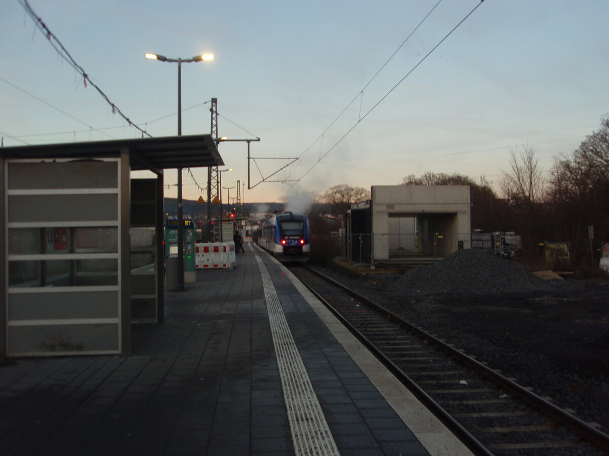 554 122 der start Taunus als RB 15 Frankfurt (Main) Hbf - Brandoberndorf bei der Ausfahrt aus Friedrichsdorf (Taunus). 