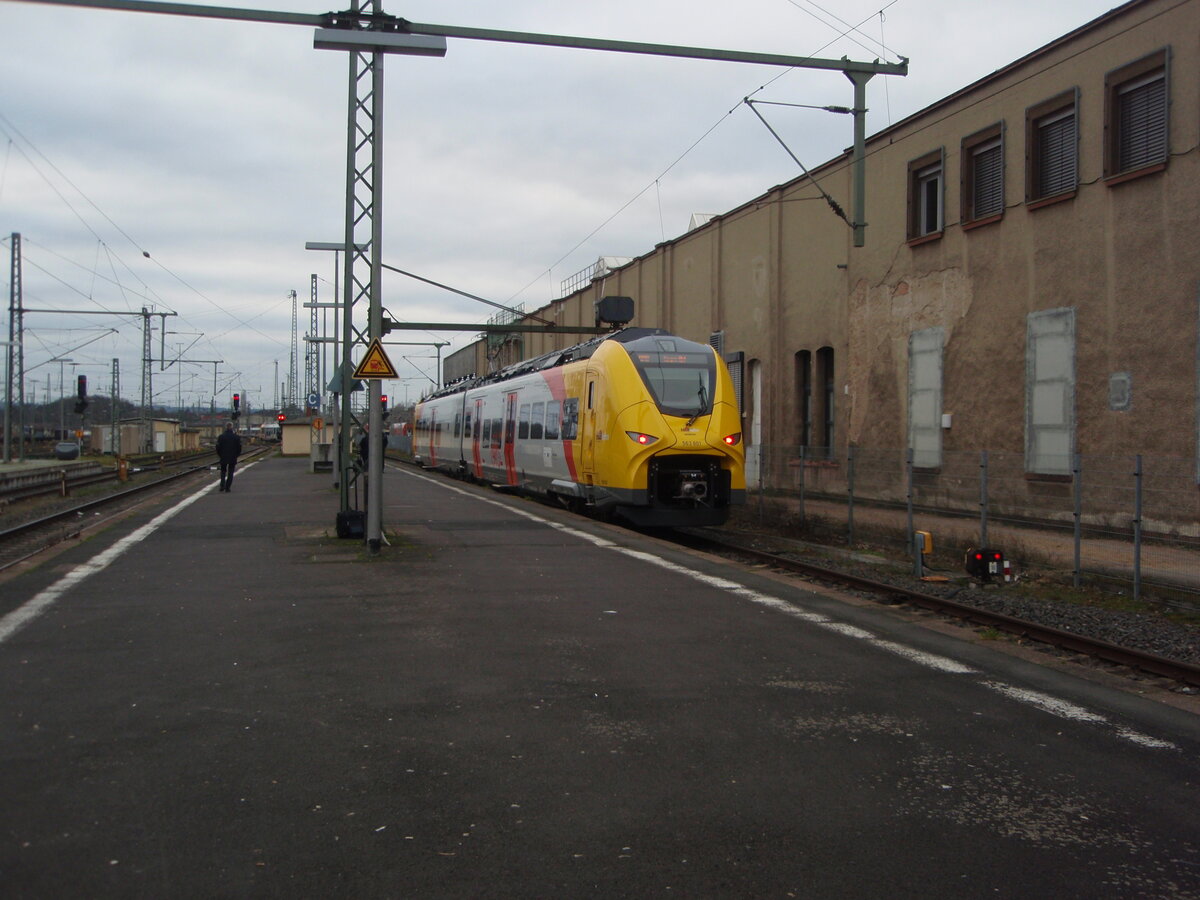 563 801 der Hessischen Landesbahn als RB 90 nach Siegen Hbf in Limburg (Lahn). 23.12.2025