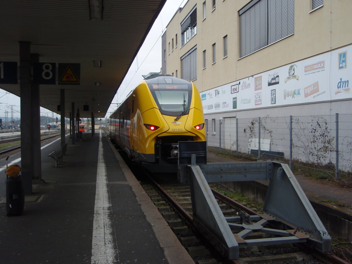 563 803 der Hessischen Landesbahn als RB 90 nach Siegen Hbf in Limburg (Lahn). 29.12.2025